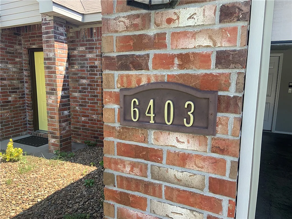 3 bed, 2.0 bath, 1242 sqft, $1,895 — Photo 2