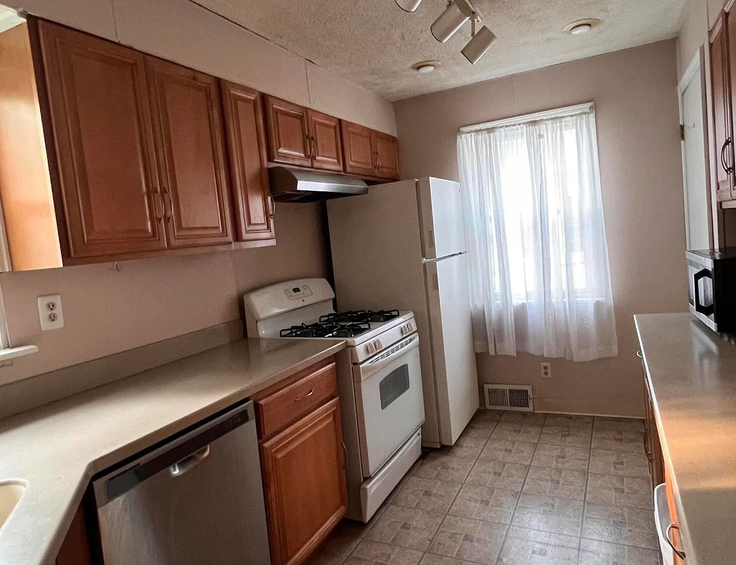 3 bed, 1152 sqft, $3,000 — Photo 4