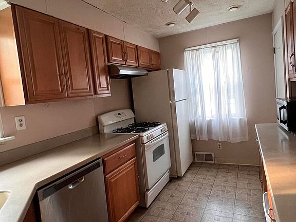 4th image of 205 Villa Pl