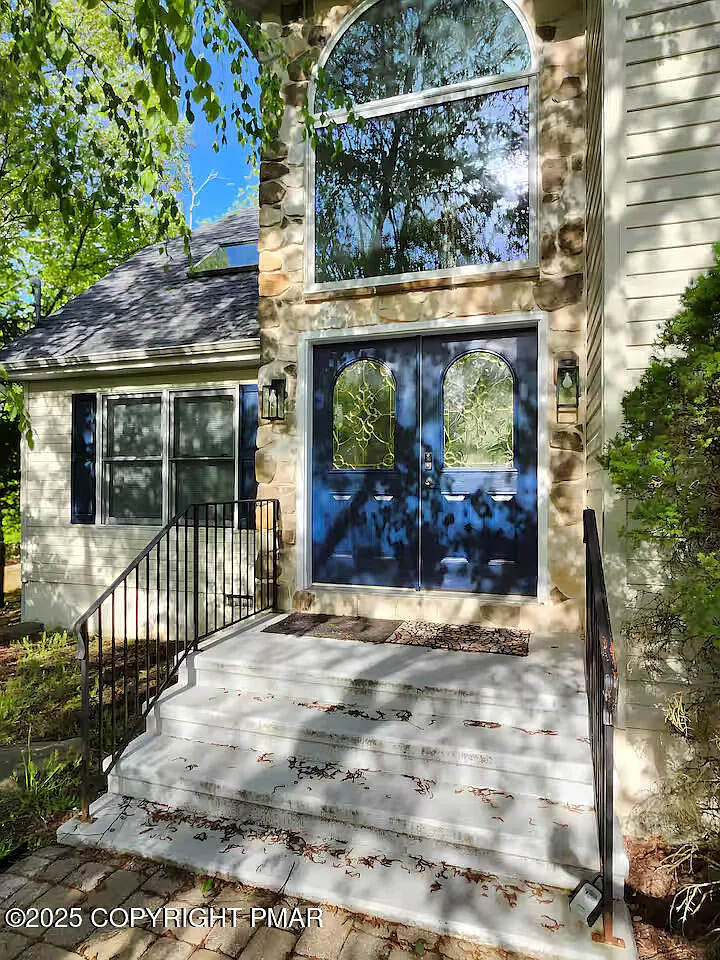 135 Hyland Dr photo 1