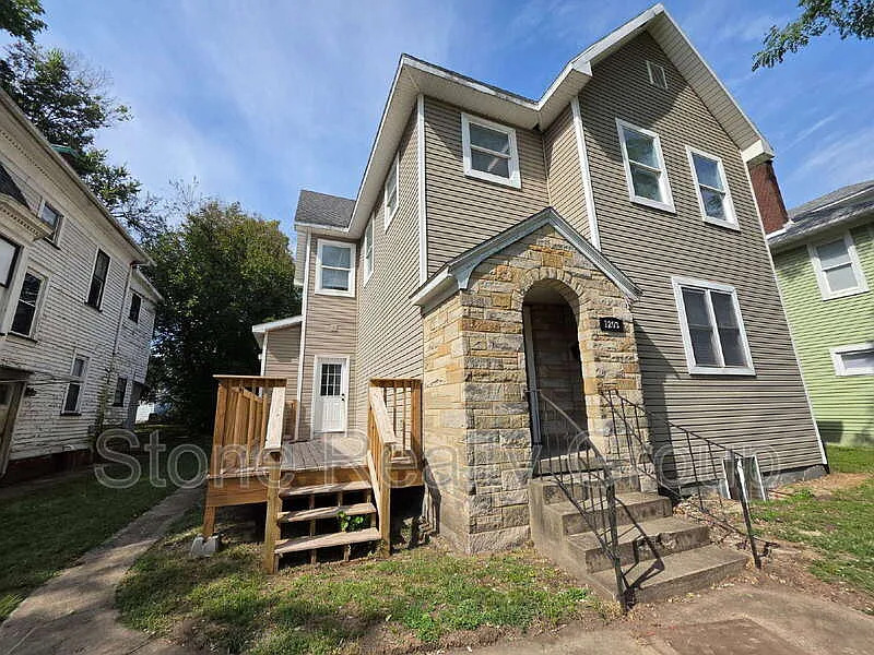 5 bed, 3.0 bath, $2,000 — Photo 2