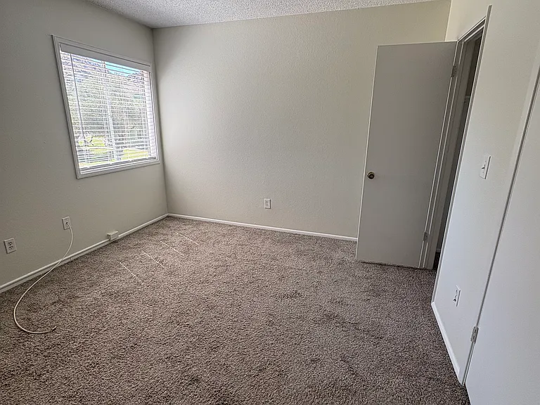 809 E Cochise Dr — Photo 9