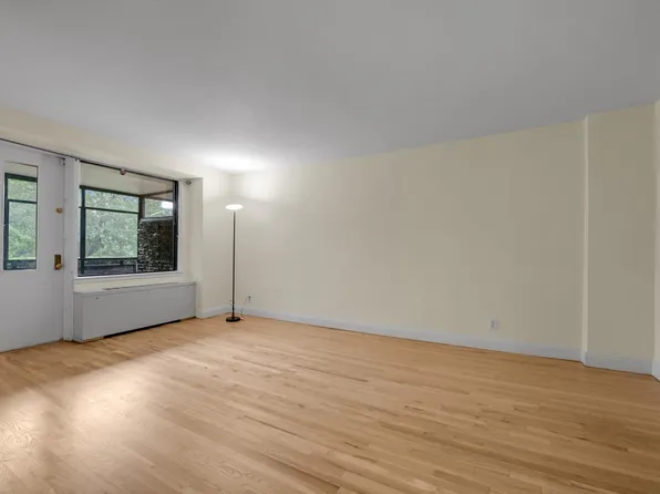 4705 Henry Hudson Parkway 1J image 2 of 23