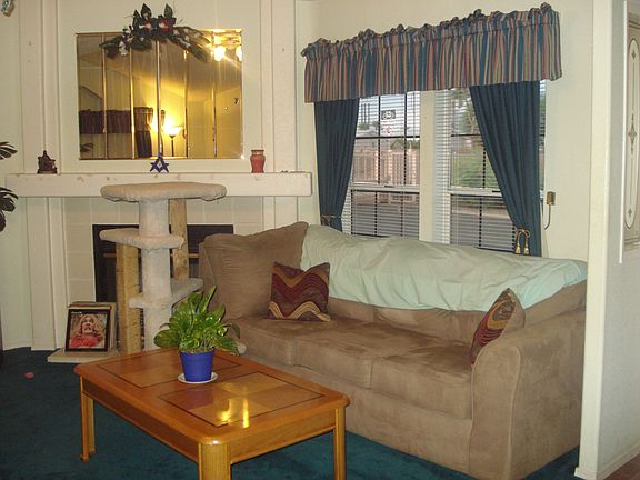 Lving/Family room with Gas Fireplace