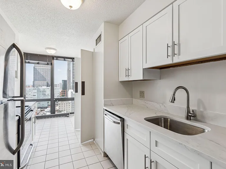 2020 Walnut St #21B — Photo 8