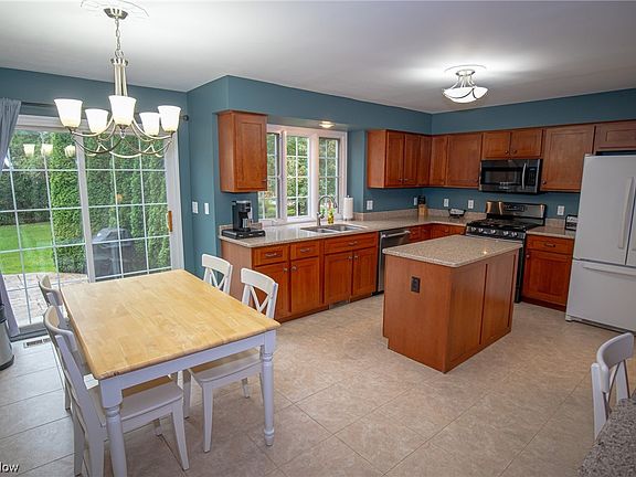 4th image of 470 Butterfield Cir
