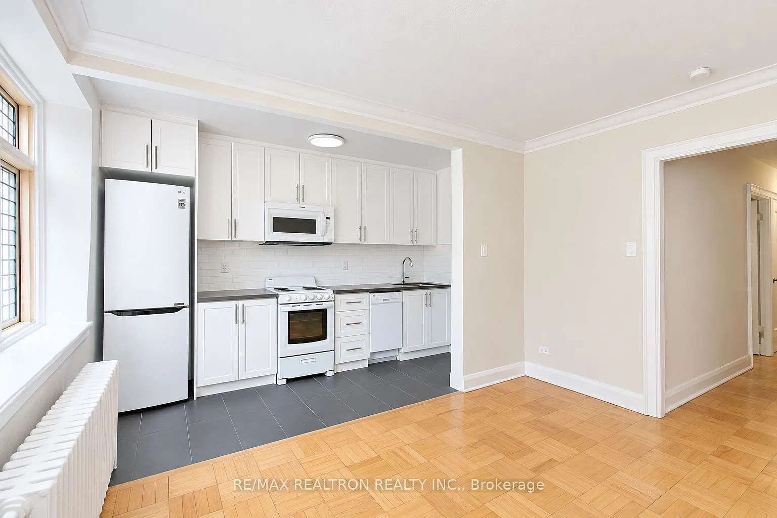 394 Avenue Rd — Photo 2