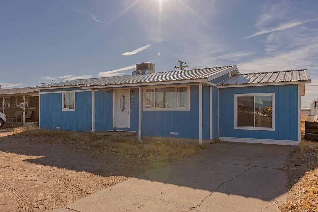 3 bed, 1.0 bath, 1100 sqft, $1,650 — Photo 1