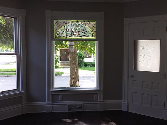 5th image of 628 Caswell St