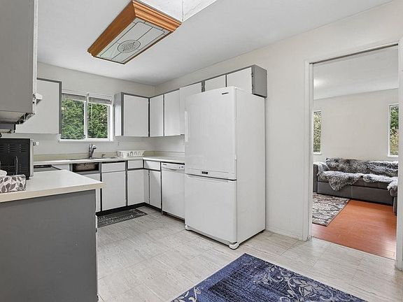 4th image of 11172 Charlton St