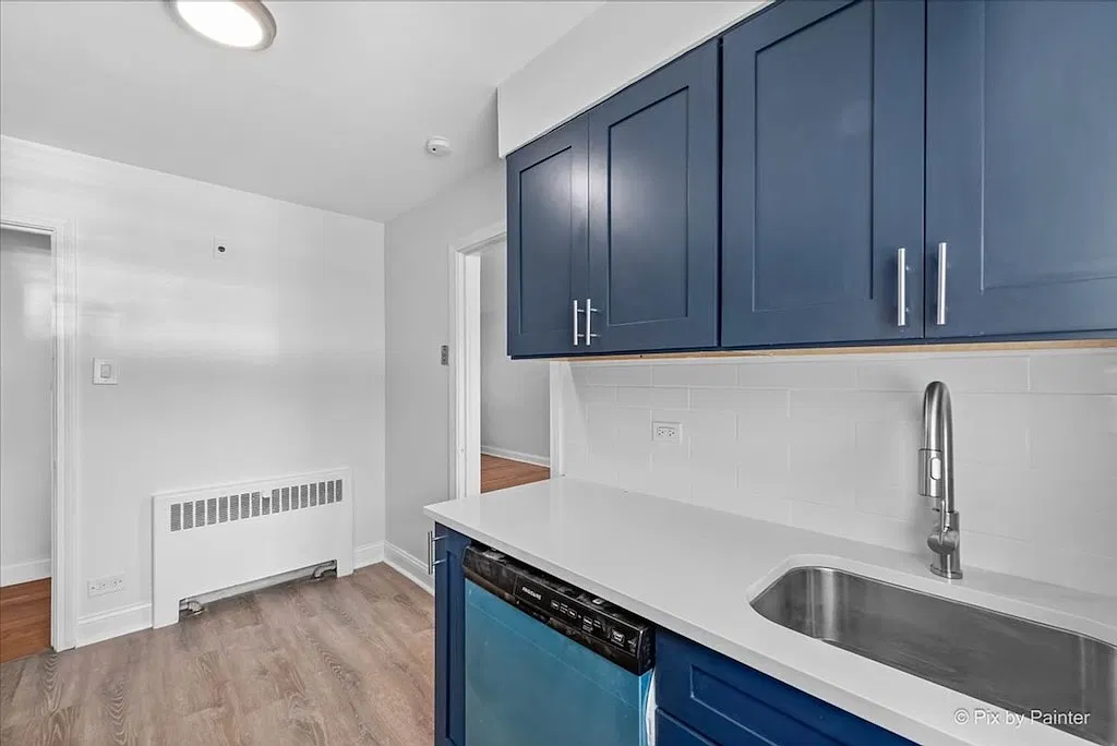 Appealing 2 Bed, 1 Bath at Berwyn + Washtenaw (Budlong Woods) — Photo 3
