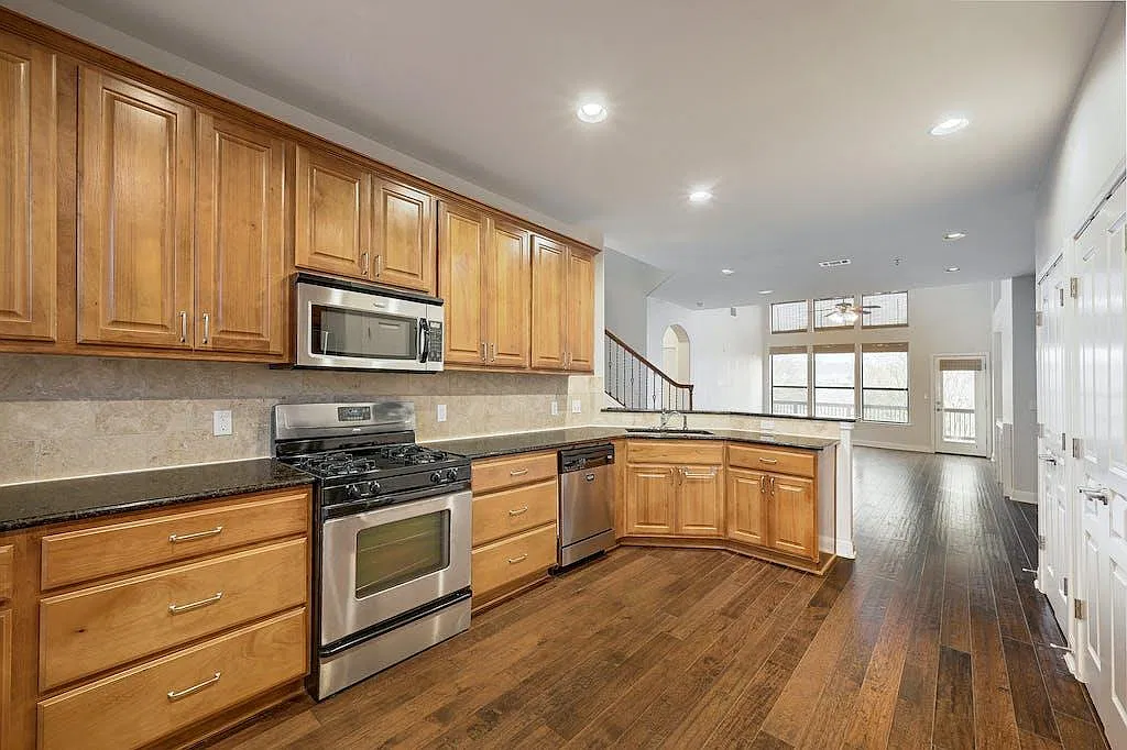 3 bed, 2.5 bath, 1967 sqft, $2,850 — Photo 4