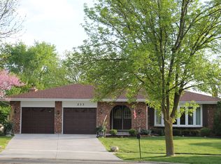 233 Chaucer Ct, Willowbrook, IL 60527