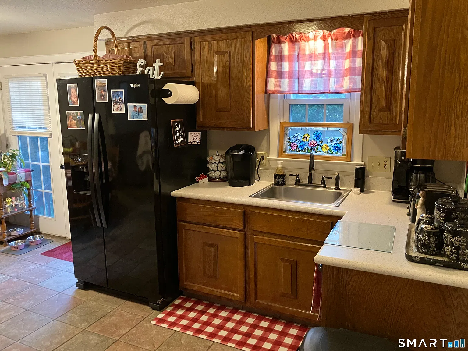 4 bed, 2.0 bath, 2200 sqft, $3,200 — Photo 3