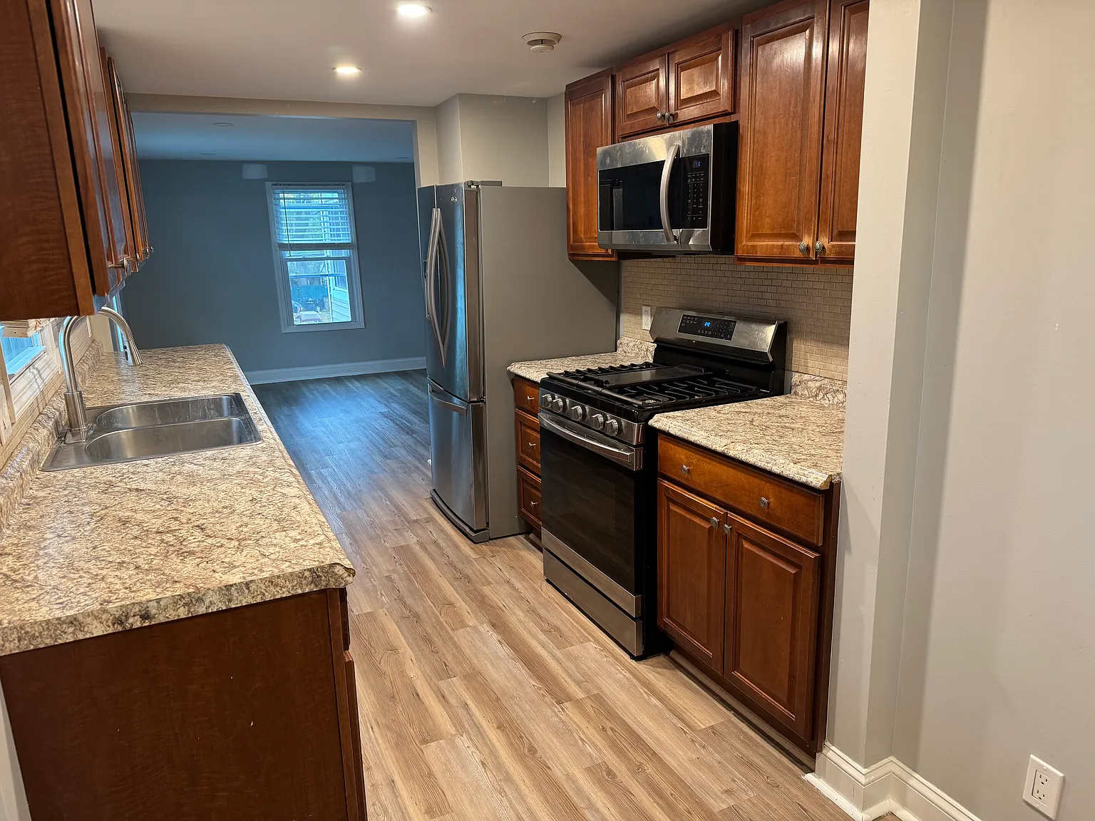 18 Plymouth Ave — Photo 2