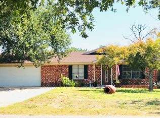 208 S 6th St, Rockport, TX 78382