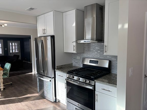 5th image of 407 Country Club Dr