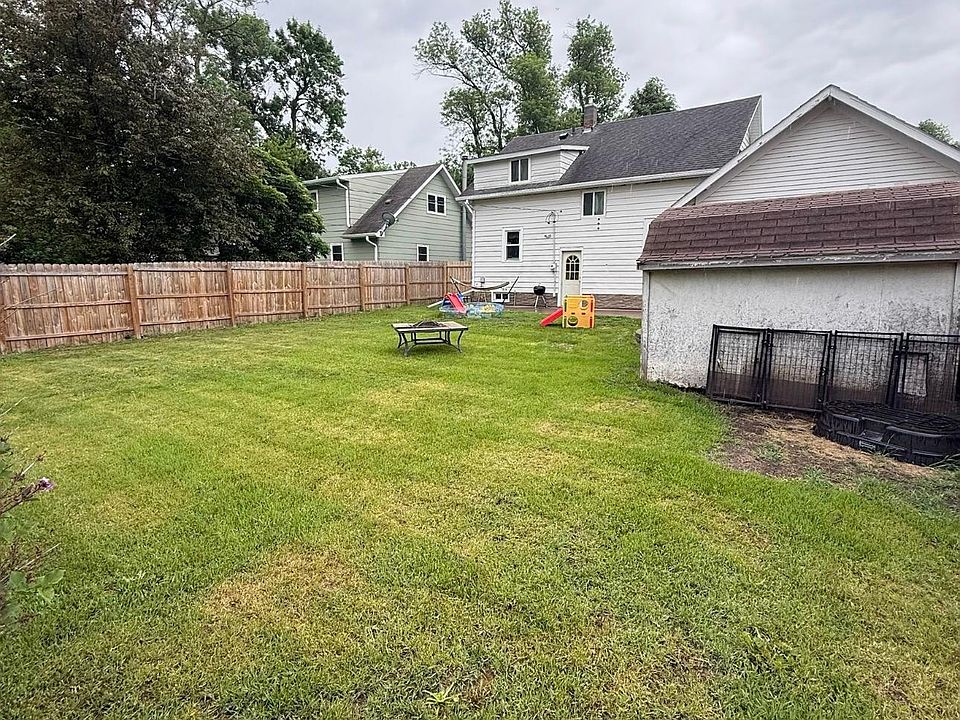 2nd image of 825 7th St SW