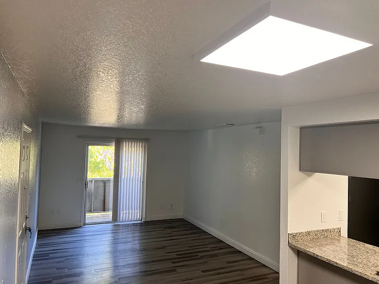 Mesa Verde Apartments — Photo 13