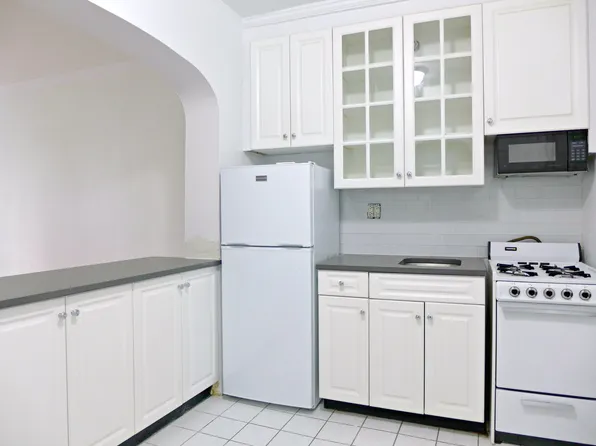 322 East 55th Street image 2 of 5