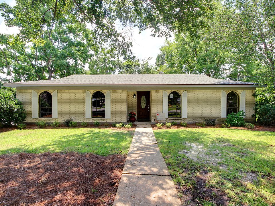 Arched walkway to Front