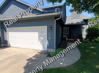 323 Sand Creek Dr, Chesterton, IN 46304