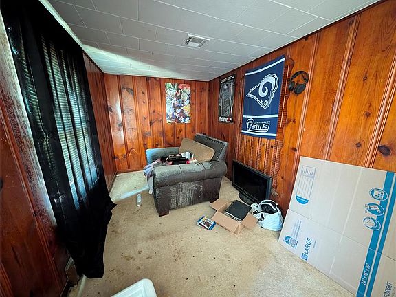 3rd image of 814 W Broadway St