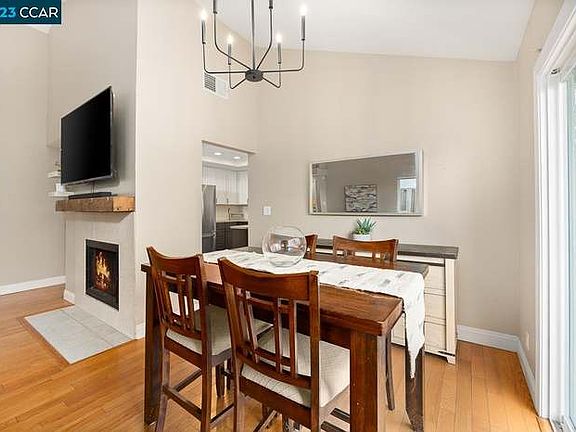 4th image of 305 Lake Ct #1