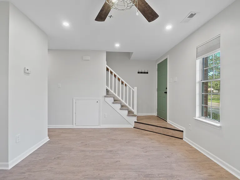 945 Captains Ct — Photo 9