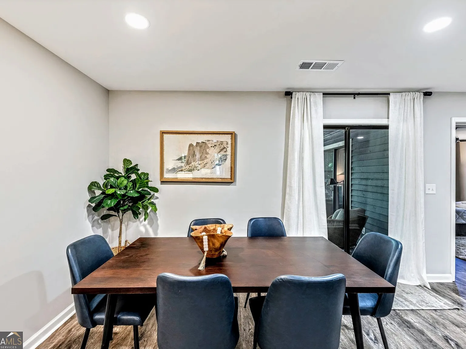 4 bed, 3.0 bath, 2600 sqft, $6,300 — Photo 4
