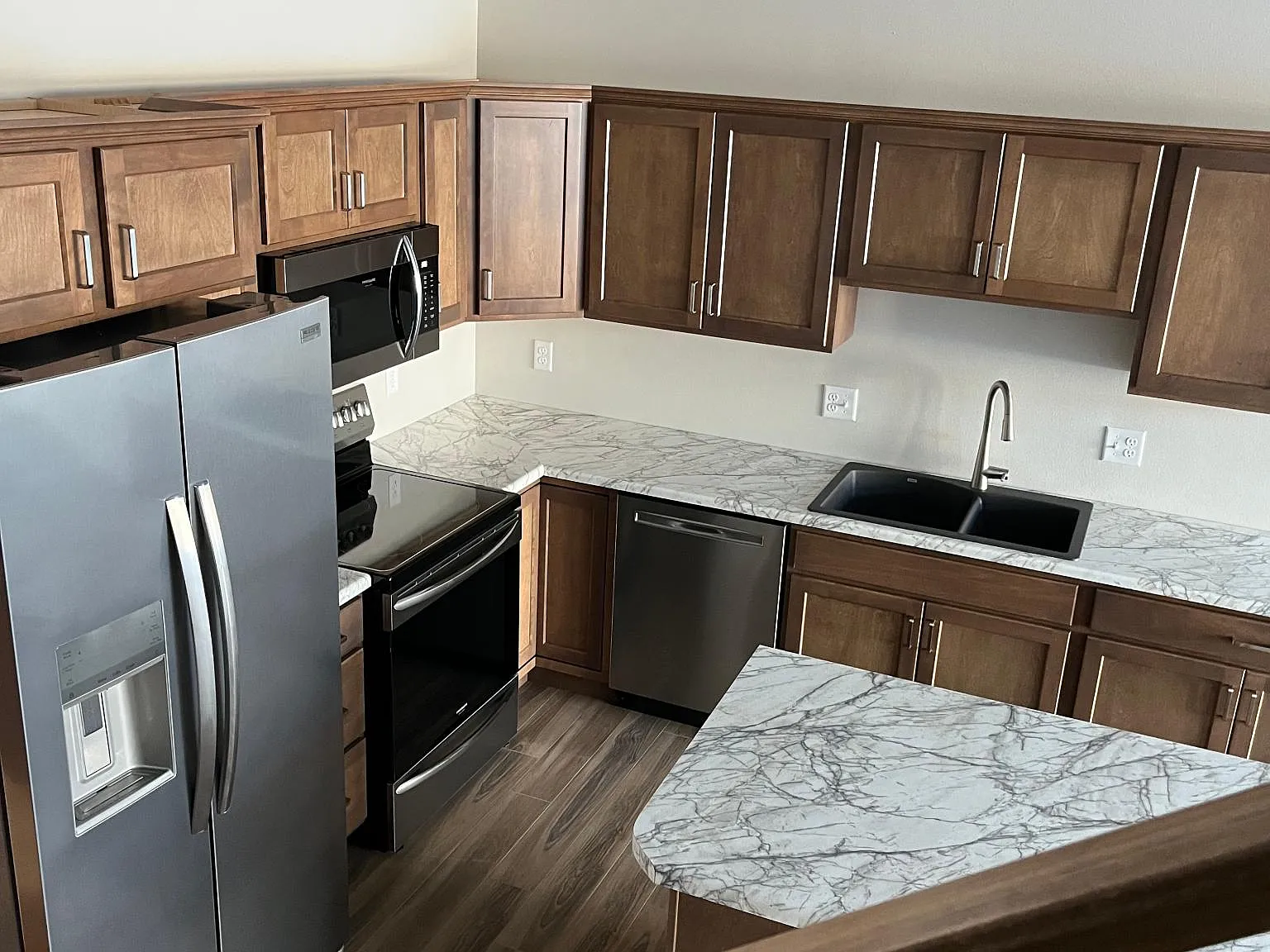 3 bed, 2.5 bath, 1657 sqft, $2,100 — Photo 4