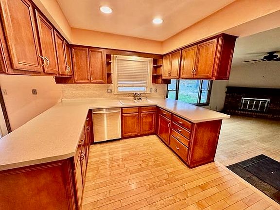 5th image of 1017 Somerset Dr
