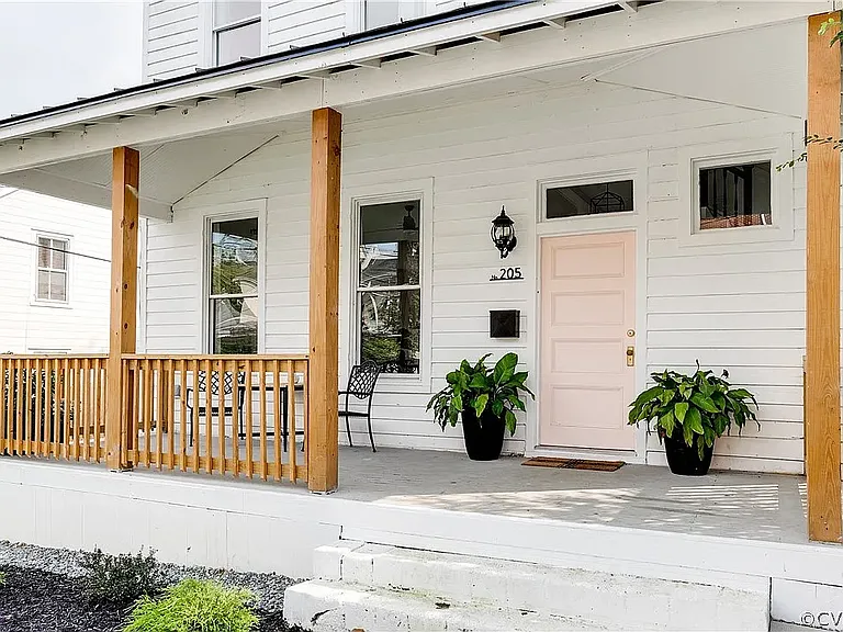 205 Poe St — Photo 4