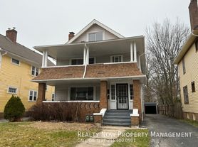 872 Helmsdale Rd, Cleveland, OH