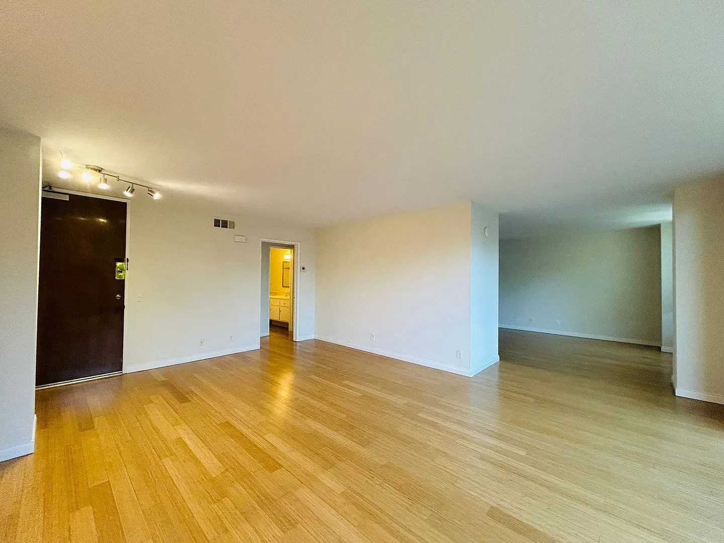 Now Leasing! Large Condo 1 Bedroom + Den+ 1.5 Ba Located In The Wilshire Corridor! — Photo 3