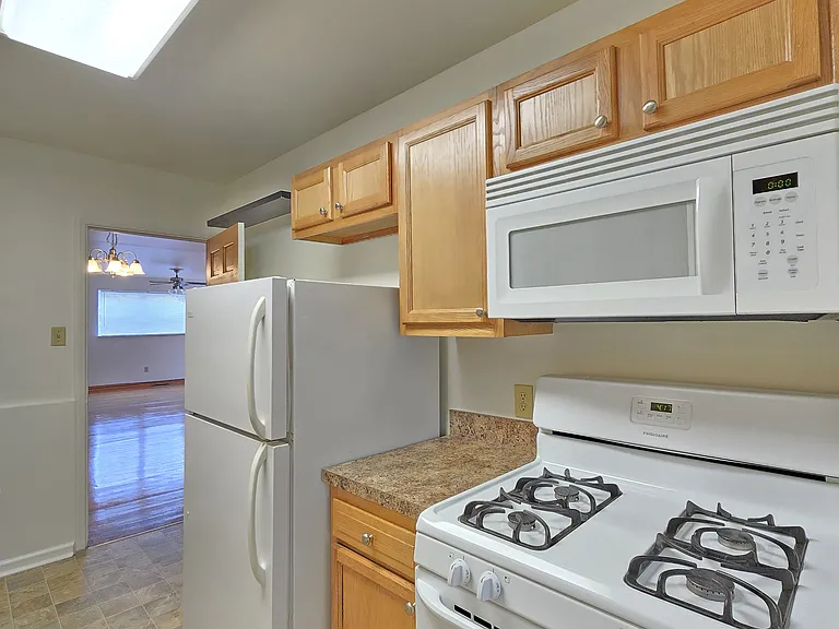 1071 S Cassingham Rd — Photo 5