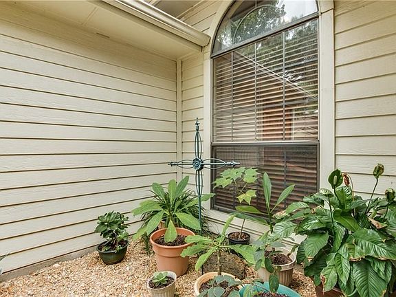 4th image of 1634 Palisades Dr