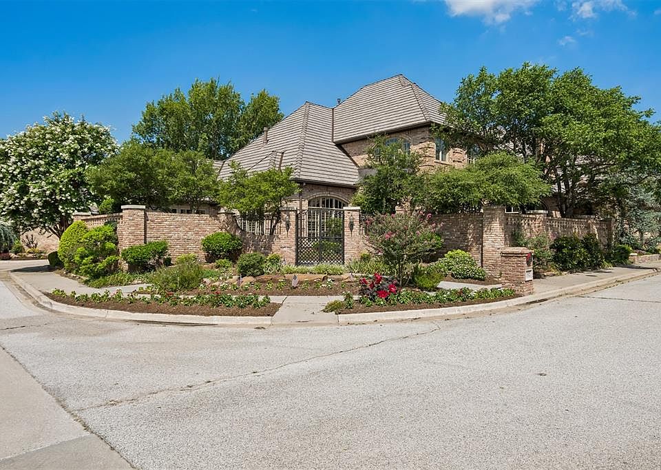 1st image of 332 Cotswold Dr