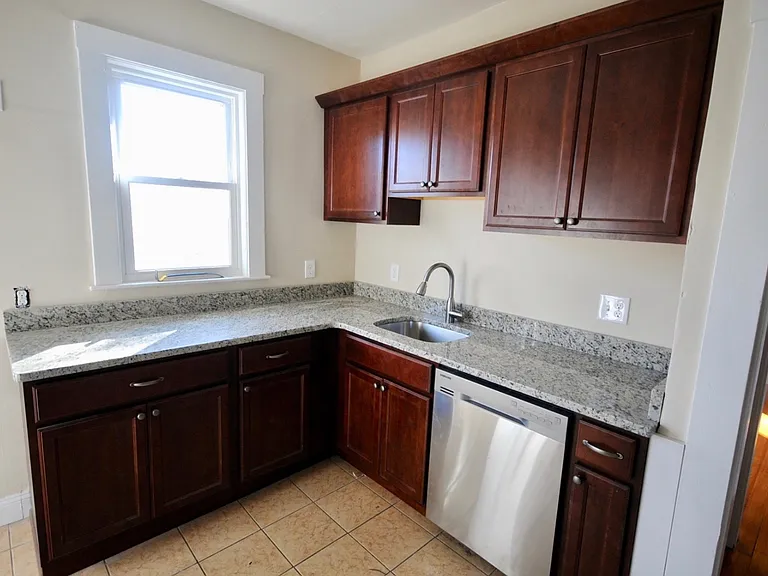 139 E Cottage St #2B — Photo 2