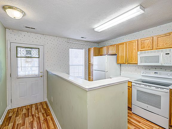 5th image of 402 Bedford Dr