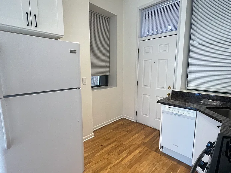 351 W Oak St #104 — Photo 13