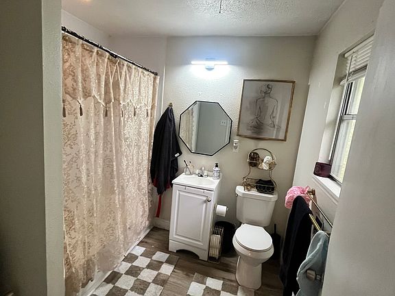 5th image of 669 N Graham St