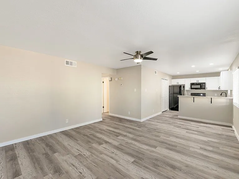 2726 E Beck Ln — Photo 10