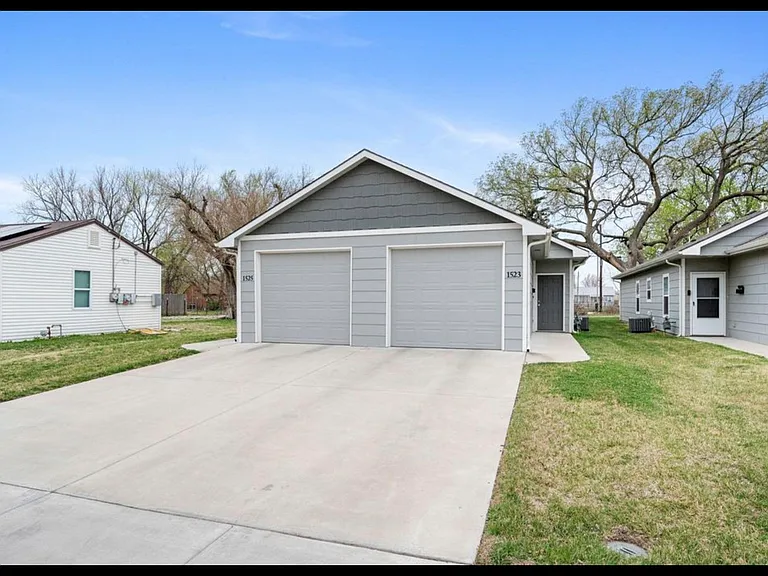 1525 S Edwards Ave — Photo 1