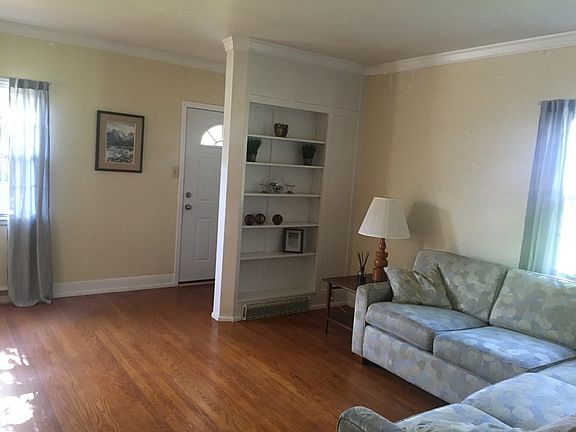 Living Room - toward front door : Living Room - toward front door