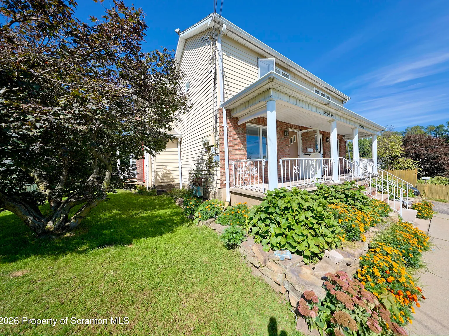 3 bed, 1.0 bath, 1150 sqft, $1,600 — Photo 2