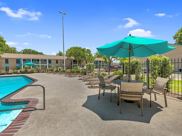 Bayou Oaks Apartments — Photo 26