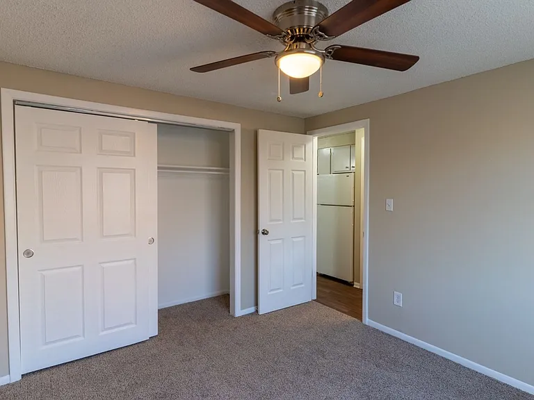 Lorinda Apartments — Photo 7