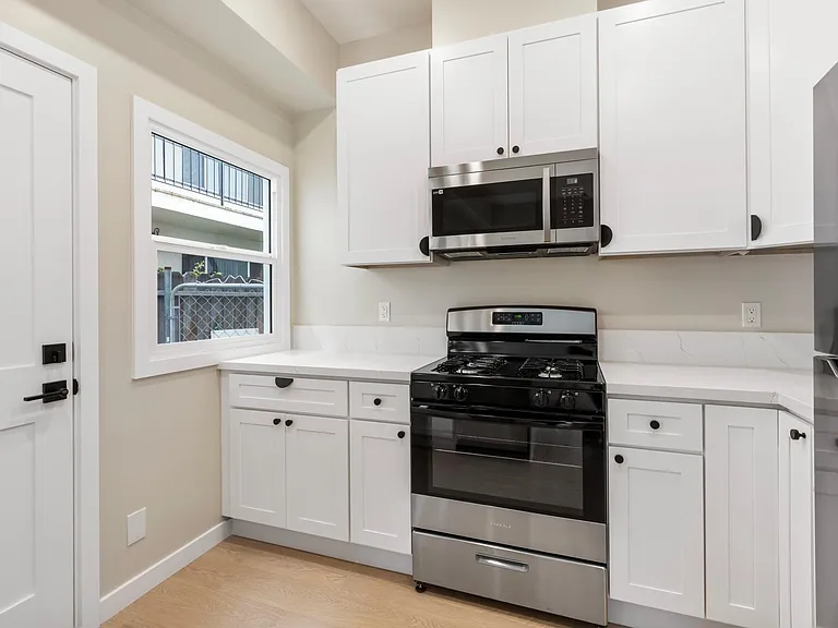 1221 E 1st St #12 — Photo 8