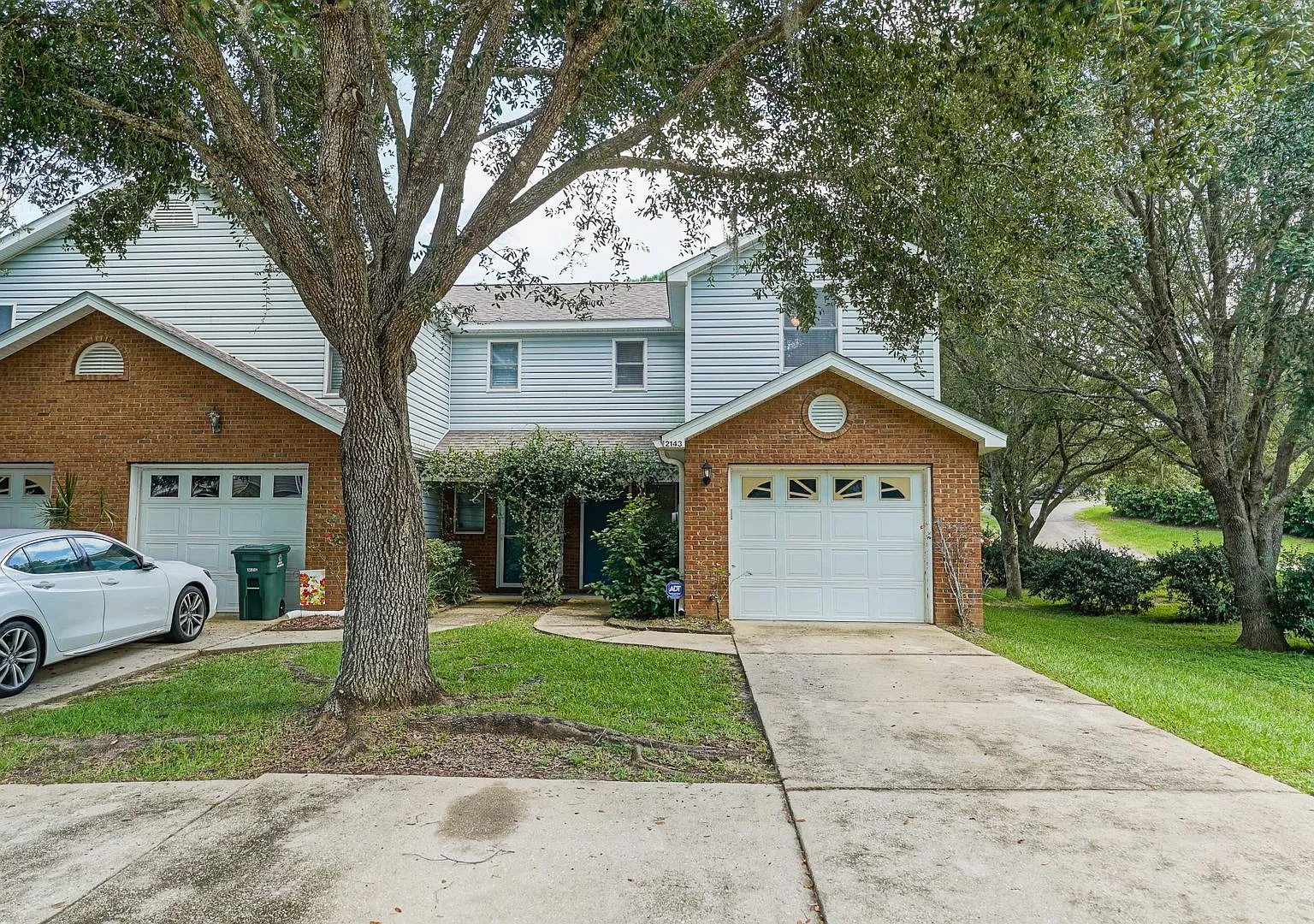 Super cute 3/2 on the North part of town with garage and fenced in yard — Photo 2